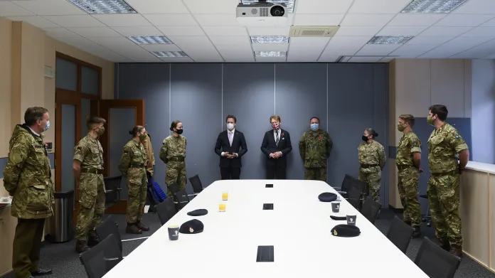 Náměstek ministra obrany Jan Havránek a britský velvyslanec Nick Archer vítají tým britských zdravotníků