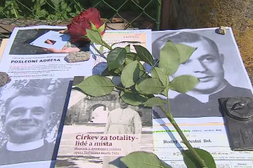 Zavraždění kněží z Třebíčska se symbolicky vrátili na své fary. Připomínají je tabulky na budovách