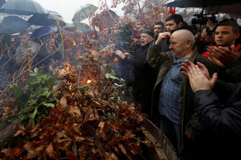 Lidé v Černé Hoře se žehnají po zapálení dubových ratolestí zvaných „badnjak“