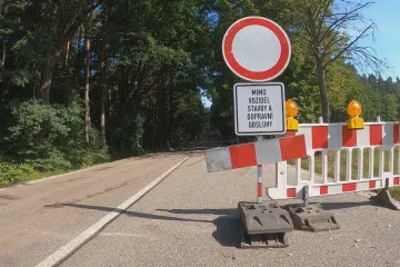 Na cestách do Jindřichova Hradce bloudí turisté i místní. Sešlo se tam několik dopravních omezení