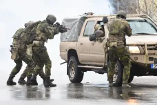 Výbuchy, automobilová honička i malý dron: Elitní vojáci ukázali prezidentovi zásah proti teroristům 