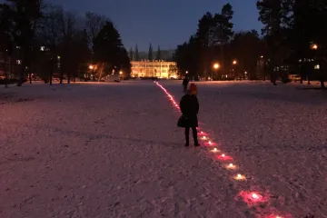 Palacha si Zlín připomíná stovkami svíček, řetěz se táhne půl kilometru