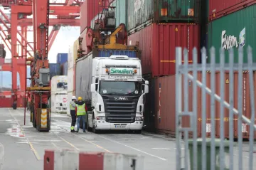 Británii nestačí ústupky EU, chce omezit roli soudu, vzkázal Londýn ke kontrolám zboží v Severním Irsku
