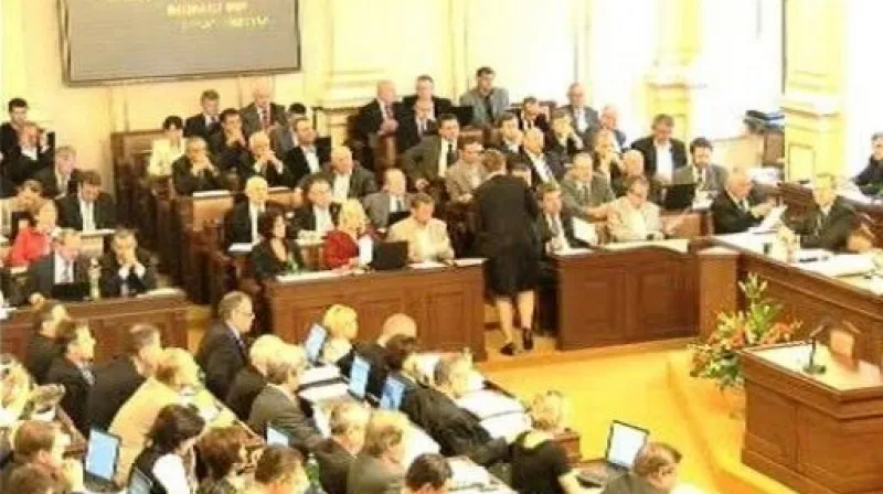 Reportáž o prvním dni jednání PS o úsporných opatřeních