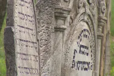 Náhrobky židovského hřbitova v Prostějově jsou kulturní památkou. Místní jeho obnovu ale nechtějí