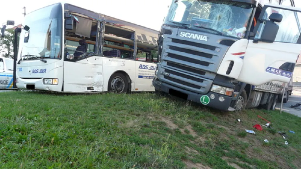 Nehoda autobusu a kamionu v obci Suchohrdly