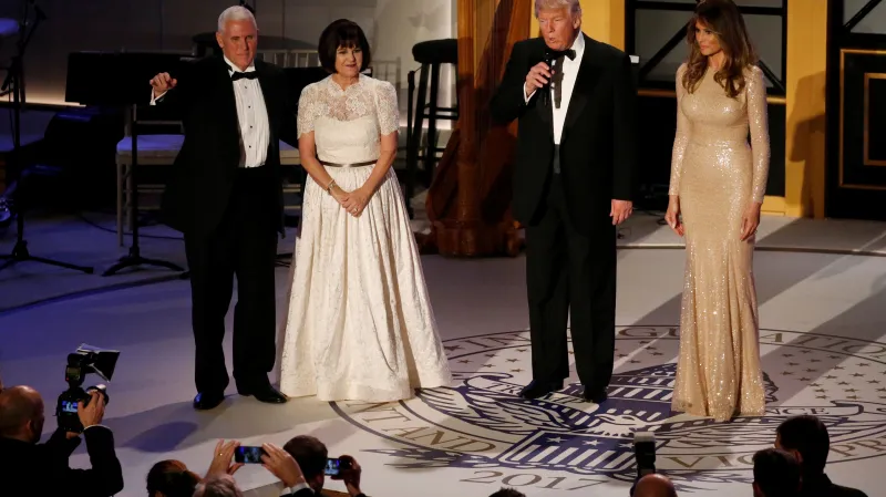 Trump promlouvá k účastníkům slavnostní večeře