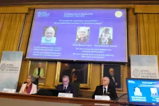 Nobelovu cenu 2018 za fyziku dostala trojice vědců za vývoj nástrojů ze světla
