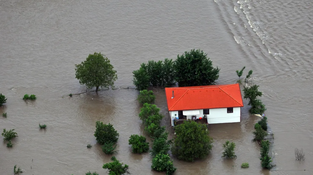 Vltavou zaplavený domek 3. června v Dědidabech na Mělnicku