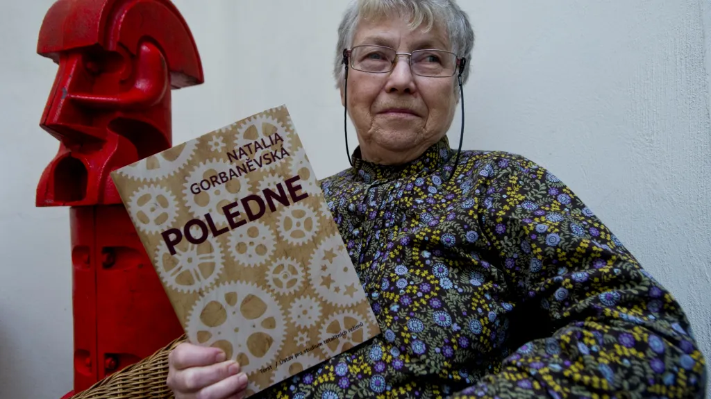 Natalia Gorbaněvská s českým vydáním knihy Poledne