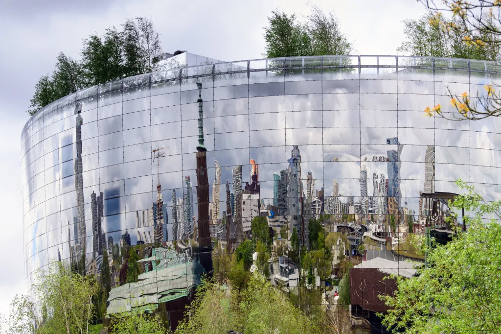 Novou budovou muzea, která nese přezdívku zrcadlová miska, dostavuje Museum Boijmans Van Beuningen v Rotterdamu