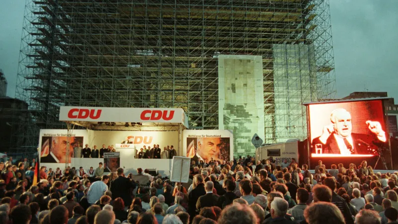 Frauenkirche v Drážďanech během znovuvýstavby a volební kampaně CDU (1998)