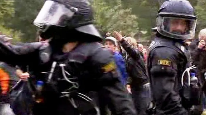 Německá policie zasahuje proti demonstrantům ve Stuttgartu
