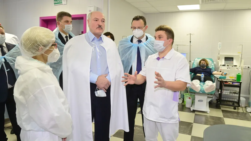 Alexandr Lukašenko na návštěvě nemocnice