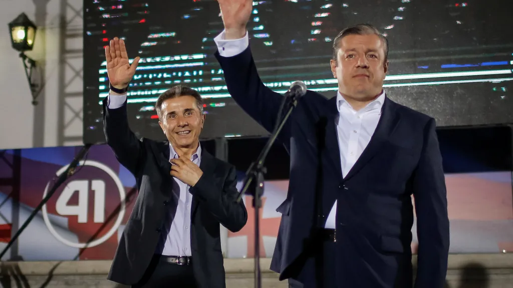 Expremiér Bidzina Ivanišvili a současný předseda vlády Giorgi Kvirikašvili na mítinku Gruzínského snu