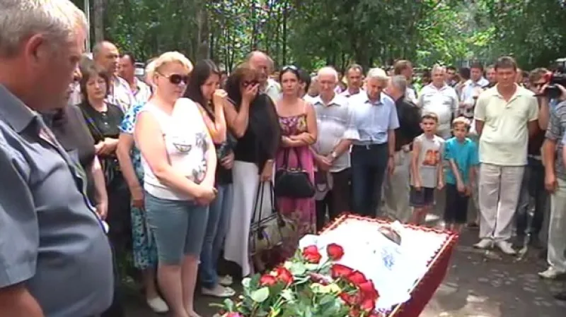 Pohřeb obětí nehody parníku na Volze