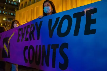 Trump ve svém projevu opět řekl, že vyhrál. Biden v souvislosti s demonstracemi vyzval ke klidu