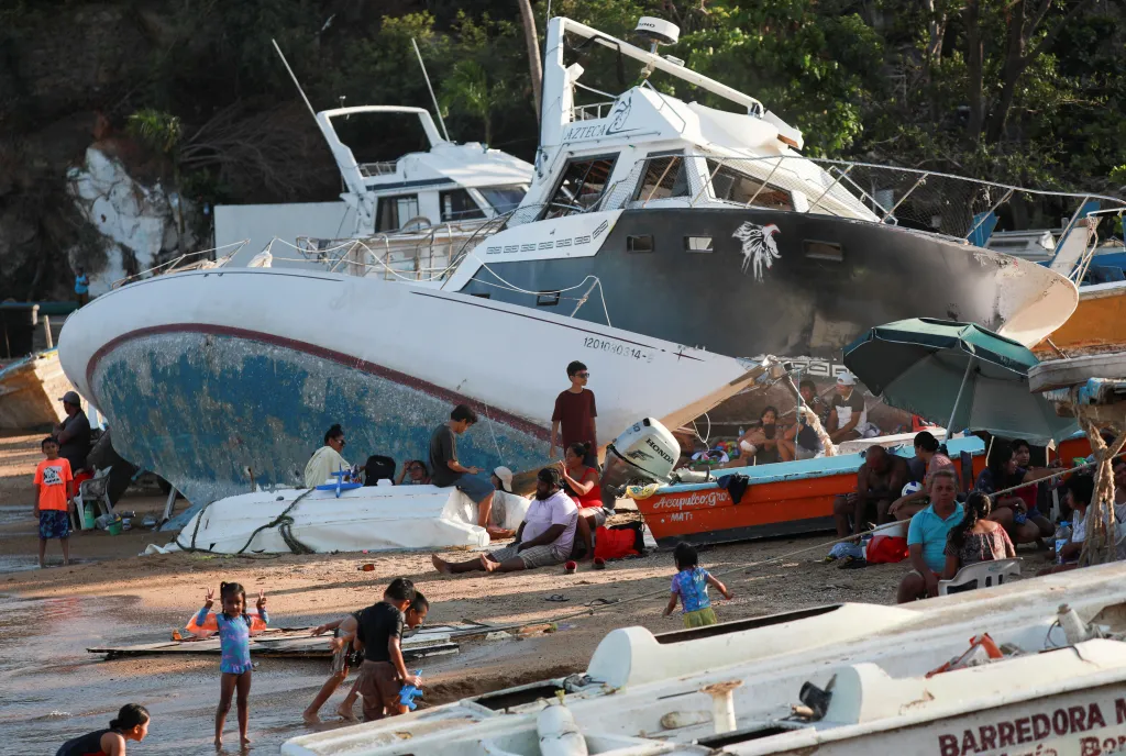 Hurikán prošel rychlou intenzifikací a dosáhl maximální rychlosti větru 270 km/h