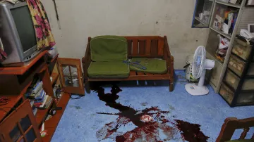 Stopy krve na podlaze bytu, v němž byl během policejních operací zavražděn Noberto Maderal, muž podezřelý z drogových deliktů.