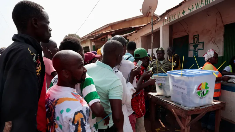 Voliči během prezidentských voleb v Guineji-Bissau
