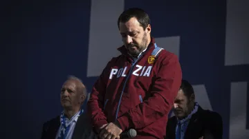 Matteo Salvini v policejní uniformě