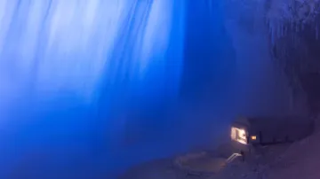 Budova pokrytá ledem u paty vodopádu Horseshoe Falls, jednoho z Niagarských vodopádů v kanadském Ontariu.
