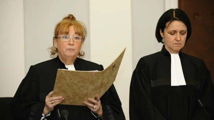 Ústavní soudkyně Ivana Janů čte rozhodnutí Ústavního soudu, které rozhodlo o stížnosti Davida Ratha ohledně délky jeho vazby.
