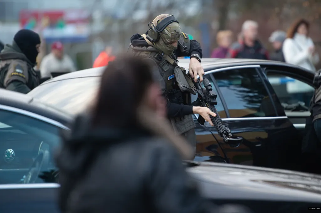 Snímek ze série Střelba ve Fakultní nemocnici Ostrava nominované v kategorii aktualita, Lukáš Kaboň. Policista před budovou polikliniky Fakultní nemocnice Ostrava, 10. prosince 2019
