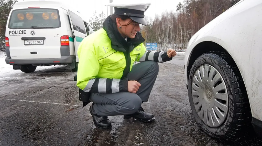 Policistka kontroluje zimní pneumatiku