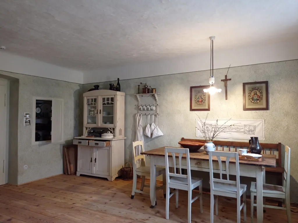 Hospodářství s obytným stavením, chlévy, špýcharem či ovocným sadem přibližuje selský život na přelomu devatenáctého a dvacátého století