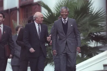 Soumrak apartheidu přišel s de Klerkem. Před 30 lety vyhlásil rušení segregačních zákonů v JAR