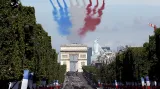 Vojenská přehlídka a přelet stíhacích letounů s kouřovou trikolorou nad třídou Champs-Élysées.