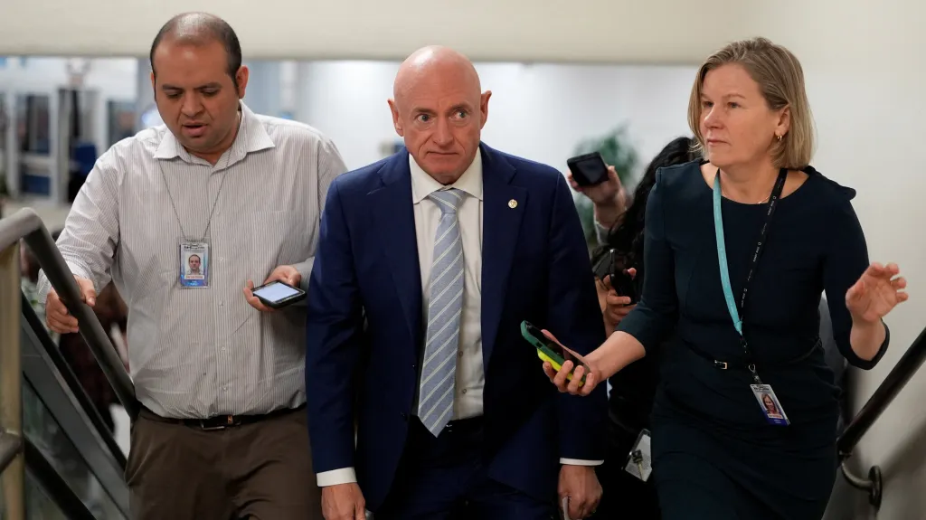 Senátor Mark Kelly (uprostřed), 29. ledna 2026