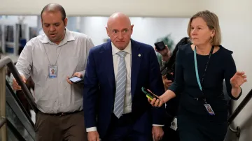 Senátor Mark Kelly (uprostřed), 29. ledna 2026