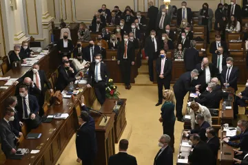 Žádost Fialovy vlády o důvěru se protáhla. Sněmovna jednala 22 hodin, pokračovat bude večer
