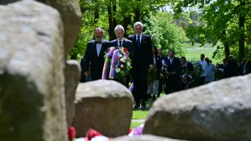 Pietní shromáždění v památníku romského holocaustu v Letech