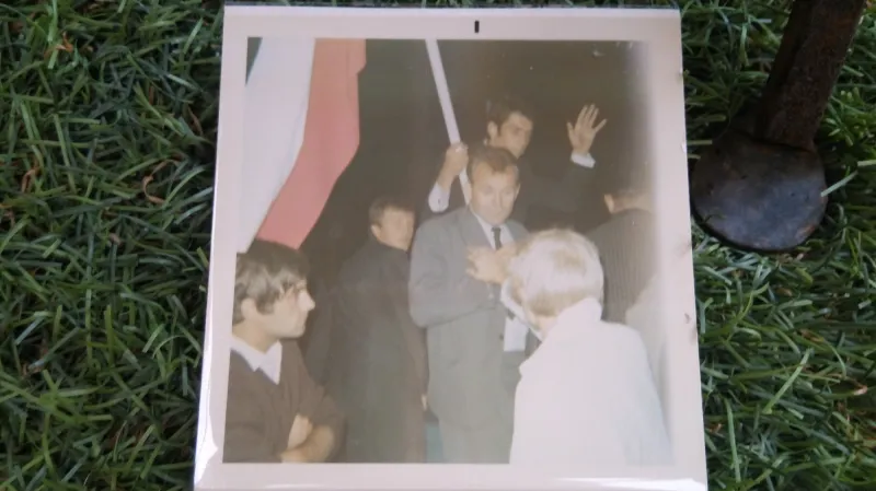 Fotografie muže, který první Alpovi a přátelům sdělil, že okupantské jednotky zabily prvního Čecha