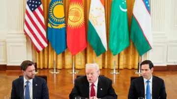 Americký prezident Donald Trump, viceprezident JD Vance a ministr zahraničí Marco Rubio při setkání s lídry středoasijských zemí