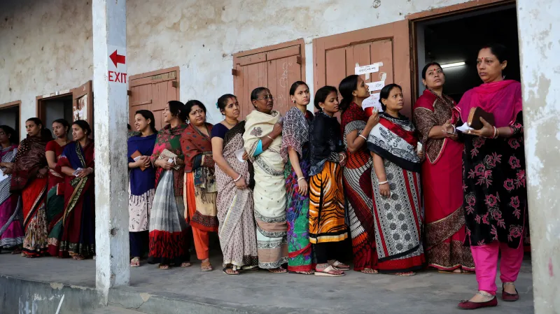 Lidé čekají ve frontě před jednou z volebních místností v Dháce