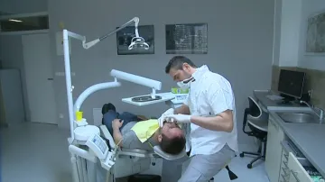 Zubař Václav Přikryl při práci