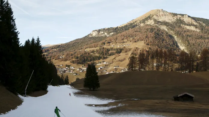 Také italské Dolomity jsou bez přírodní sněhové pokrývky. Na snímku je středisko Val Gardena
