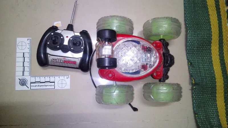 Součástky z autíčka na dálkové ovládání mohou být použity ke zhotovení bomby.