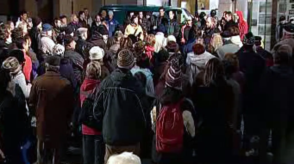 Demonstrace před karlovarskou radnicí