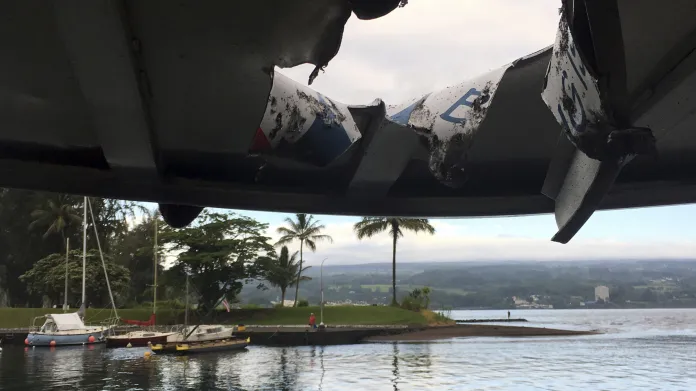 Proražená střecha lodi na Havaji