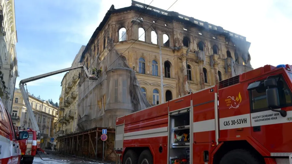 Hasiči budou na místě požáru zasahovat celou neděli
