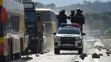 Policisté odstraňují silniční blokádu
