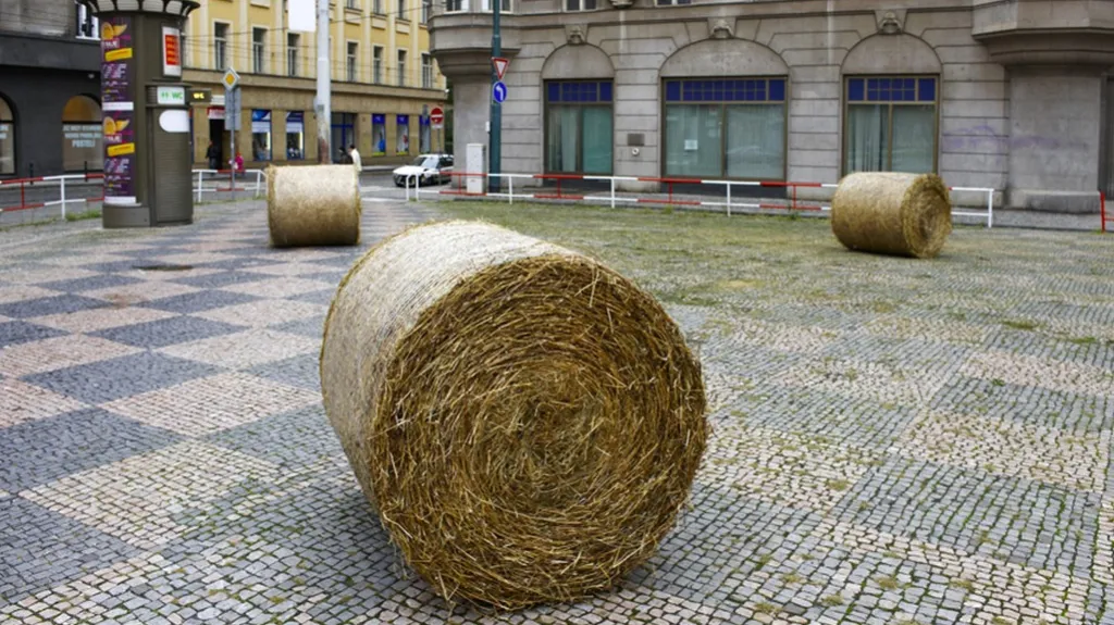 Balíky sena, které Epos 257 rozmístil před lety na několika místech v Praze, vzbudily spekulace o zemědělském aktivismu i teroristickém útoku