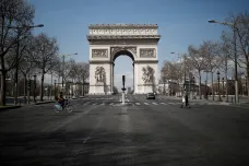 Francie otevře hranice turistům. Ještě není vyhráno, varuje Macron