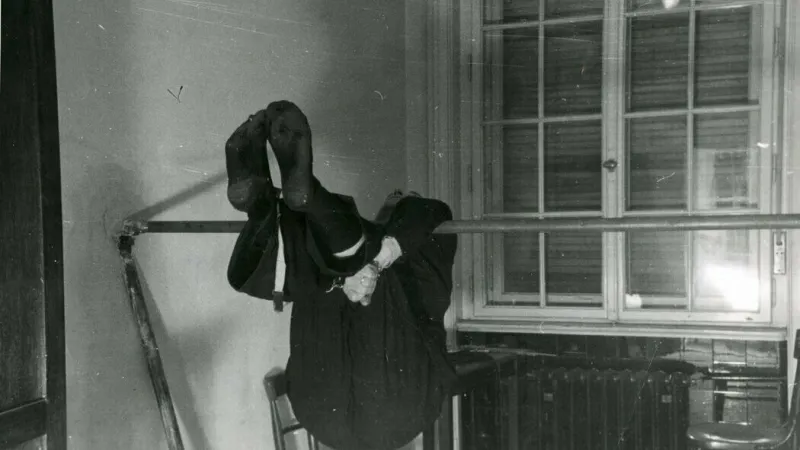 Výslechová místnost na pražském gestapu. Takzvaná houpačka, kam nacisté vyslýchaného zavěsili a bili