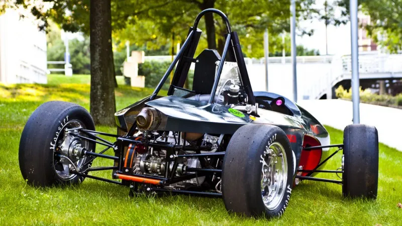 První generace studentské formule z dílny studentů Ústavu automobilního a dopravního inženýrství Vysokého učení technického v Brně